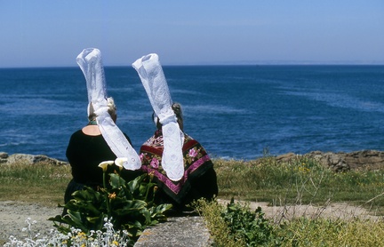 Deux bigoudènes face à la mer